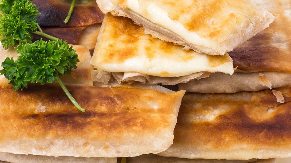 Zawijas doskonale smakuje w towarzystwie surówki z kiszonej kapusty lub ze skwarkami