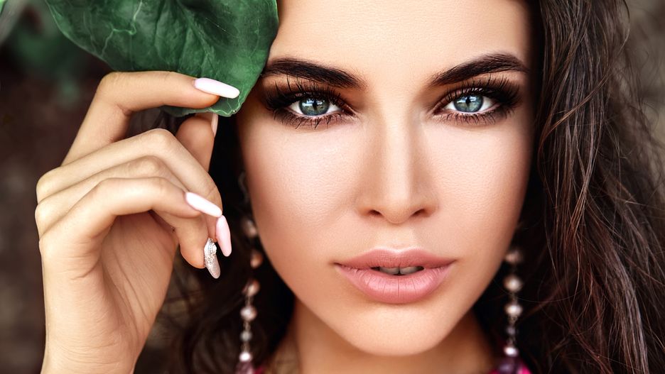 Efektowny makijaż oczu z obowiązkowym połyskiem - to właśnie "mokre smokey eyes"
