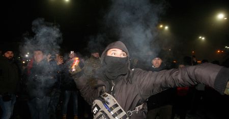 Zamieszki przed ambasadą rosyjską w Kijowie. Wzruszający gest mieszkańców