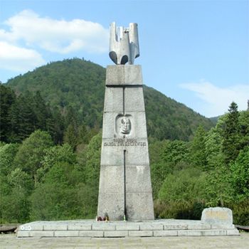 Pomnik gen. Karola Świerczewskiego w Jabłonkach. W tle góra Walter, nazwana tak w 1967 r. dla upamiętnienia Świerczewskiego 