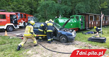 Wypadek kolejki wąskotorowej z osobówką