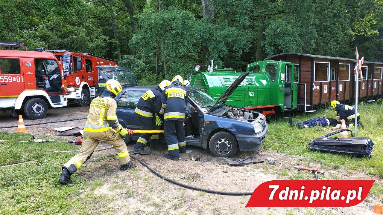 Wypadek kolejki wąskotorowej z osobówką