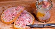 Kiełbasa w słoiku znowu na topie. Nie kupuj, lepiej zrób ją sam
