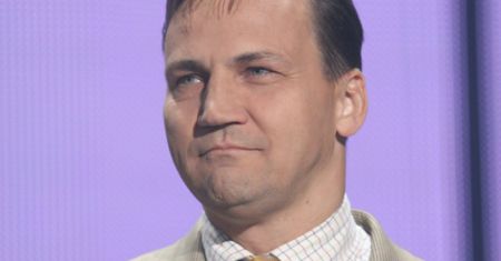 Tobias Ellwood ratował policjanta, Radek Sikorski fotografował rannych. Internet