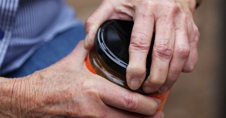 Patent Jaśka Kuronia. Ten sprytny trik pozwoli ci otworzyć słoik bez użycia siły