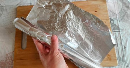 Grillujesz mięso w folii aluminiowej? Oto którą stroną je owijać