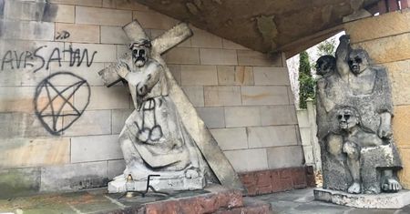 Profanacja zakonu franciszkanów w Katowicach. Symbole satanistów