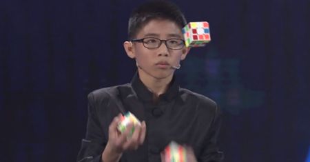 Chiny: nastolatek ułożył jednocześnie trzy kostki Rubika... żonglując nimi [wideo]
