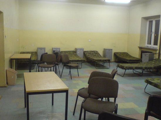 Studenci stłoczeni w 10-osobowych pokojach w akademiku
