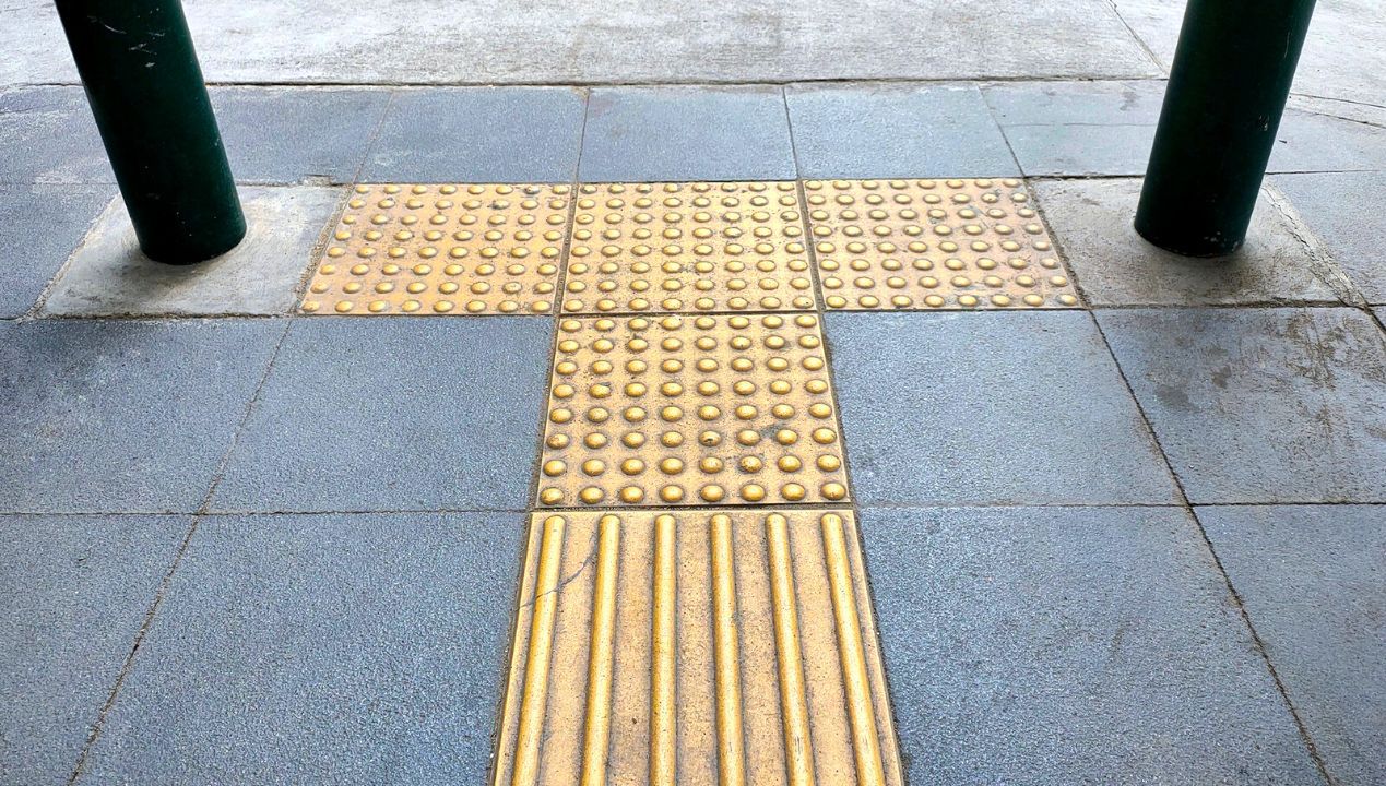 Żółte płyty z wypustkami na chodnikach mają bardzo ważną funkcję
