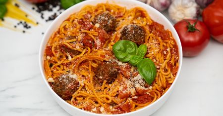 Spaghetti z klopsikami w aromatycznym sosie pomidorowym bez bałaganu, z jednego garnka