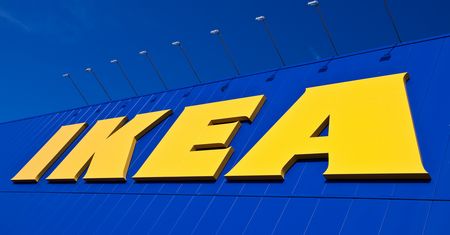 Ikea zareagowała na książęcy ślub. Hit internetu