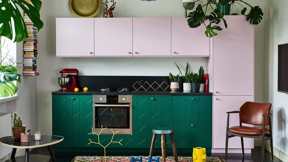 Zabudowa kuchni z Ikei z frontami od marki Njufront.