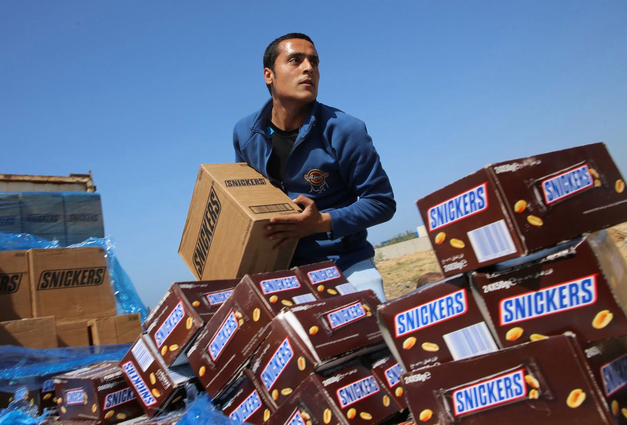 Arabscy terroryści spalili... 15 ton Snickersów