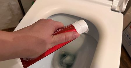 Biorę tubkę pasty i mam odświeżacz do WC na 3 miesiące! Działa lepiej niż kostki