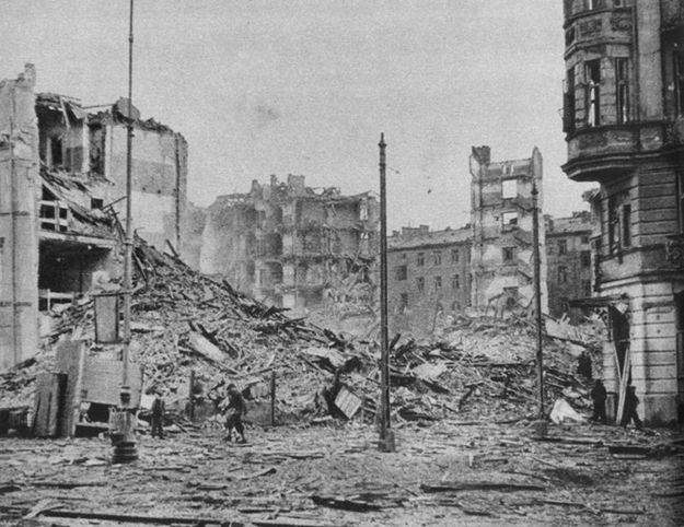 Ruiny budynków przy ulicach Chłodnej i Waliców wysadzone przez Niemców 2 sierpnia 1944. 