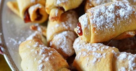 Drożdżowe rogaliki z marmoladą