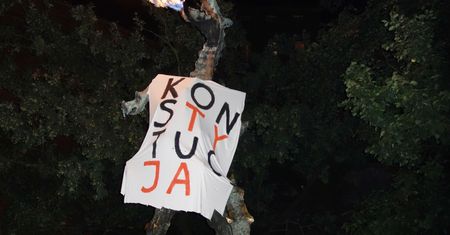 KOD ubrał pomniki w całej Polsce. "Konstytucja, Jędrek"