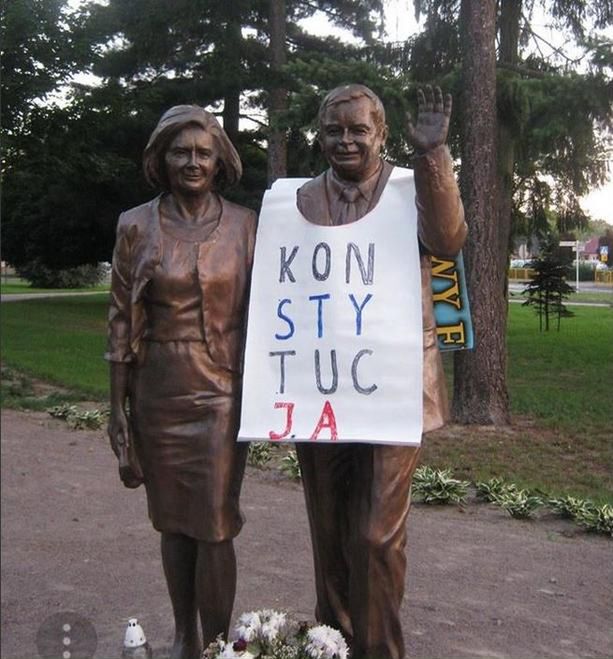 PO żąda wyjaśnień ws. przeszukania domu działacza KOD. Mężczyzna założył baner na pomnik Kaczyńskiego
