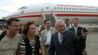 Leszek Miller rozmawia z dziennikarzami po przylocie do Salonik