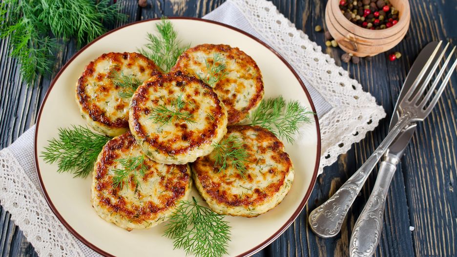 Siekane kotleciki drobiowe z cebulką i koperkiem