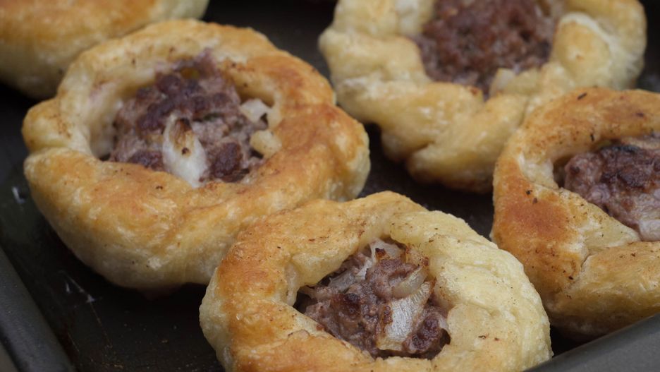 Słowo "maca" nawiązuje do placków wypiekanych przez Żydów.