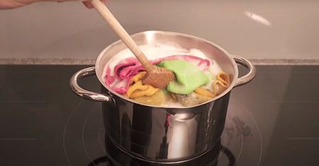 Brudne ścierki kuchenne wrzucam do garnka i wsypuję 1 składnik. Znikają nawet trudne plamy