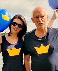 Janusz Korwin-Mikke bryluje na wakacjach. Było morze, potem Mazury i surfowanie. "Król jest jeden"