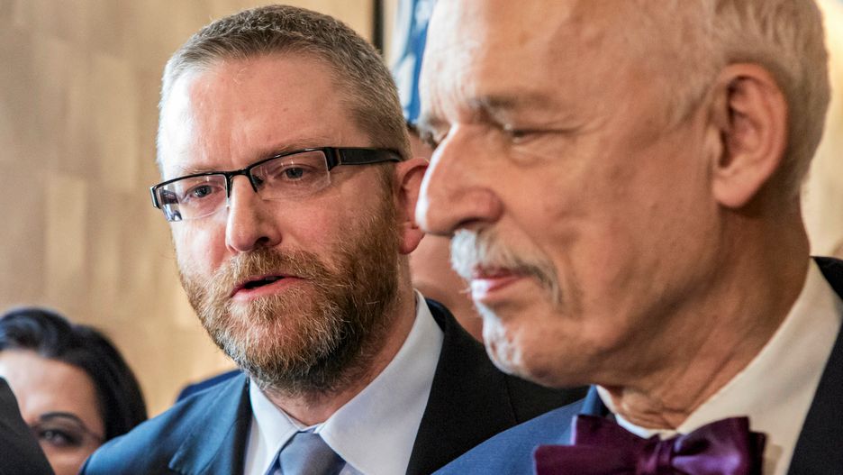 Janusz Korwin-Mikke i Grzegorz Braun na konwencji wyborczej Konfederacji