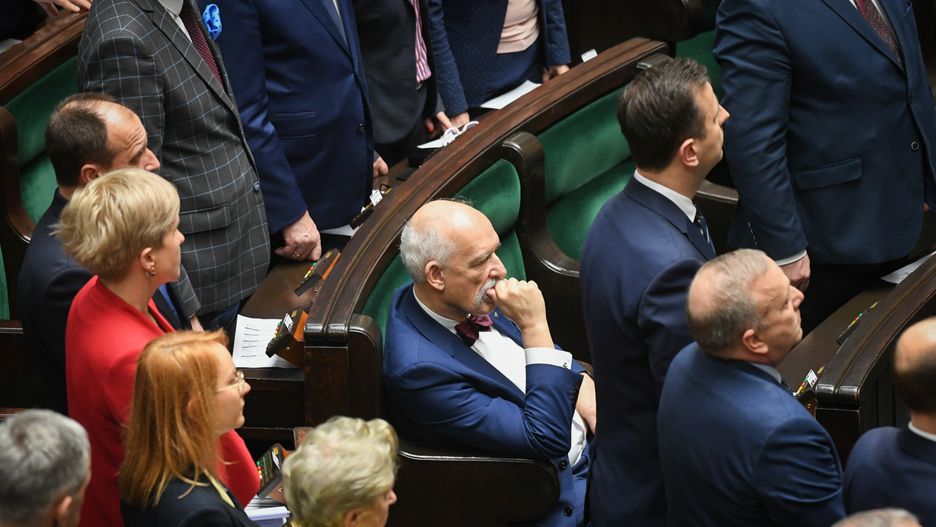 Janusz Korwin-Mikke jako jedyny nie wstał po przyjęciu przez Sejm uchwały ws. kłamstw historycznych Rosji