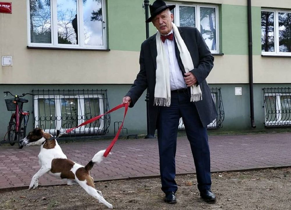 Korwin-Mikke z psem na komisariacie. "Odi chciał złożyć zeznania"