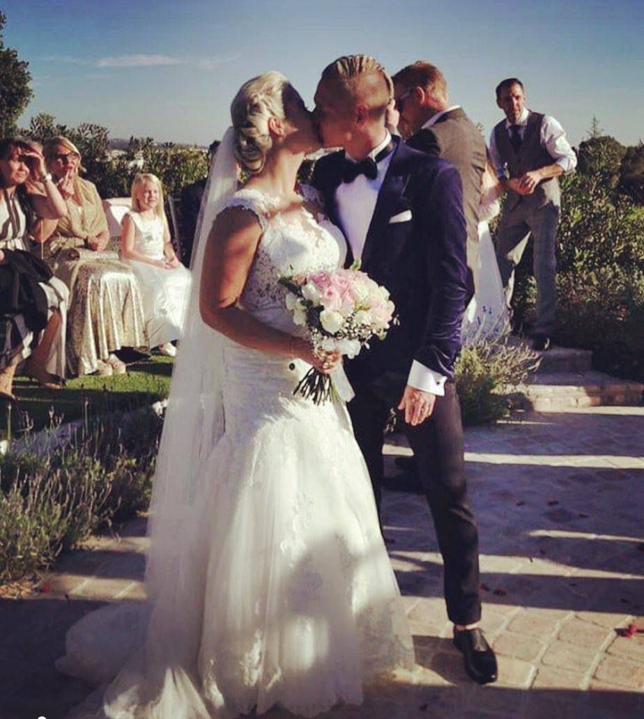 Fredrik Lindgren i Carolina Jonasdotter wzięli ślub. Fot. Caroline Gardell