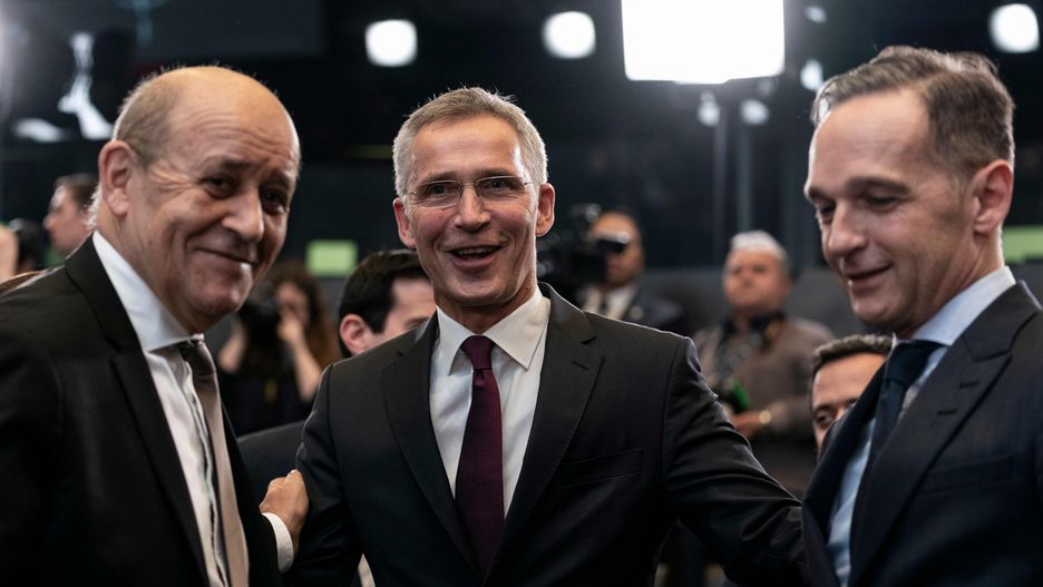 NATO w kryzysie. Nad możliwymi rozwiązaniami rozmawiają sekretarz Jens Stoltenberg (w środku) i szefowie dyplomacji Francji i Niemiec