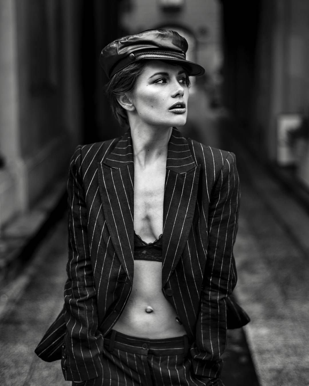 Agnieszka Sienkiewicz w  staniku