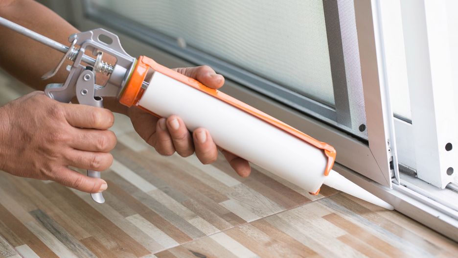 Jeśli silikon jest już stary, możesz pozbyć się go dwoma sposobami