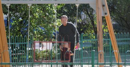 Donald Tusk na placu zabaw z wnukami