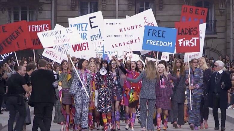 Pokaz Chanel wiosna/lato 2015, Paryski Tydzień Mody
Fotografia: screen z Youtube.com