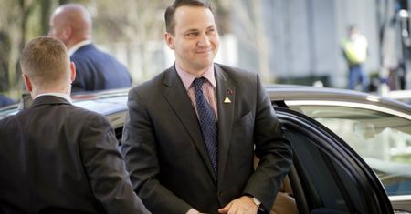 Radosław Sikorski się zapomniał. W rozżaleniu przypomina o czasach, gdy BOR dowoził mu pizzę