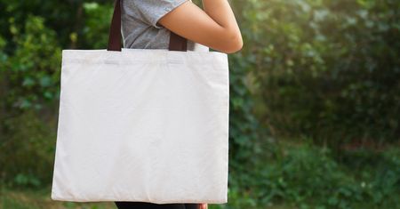 Bawełniana torba bardziej szkodliwa dla środowiska niż plastikowa?