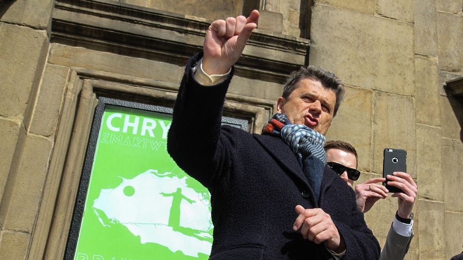 Janusz Palikot w trakcie kręcenia spotu wyborczego poświęconego wydatkom państwa na Kościół. W 2015 roku polityk przeszarżował z atakiem na Kościół, bo zabrakło odpowiedniego paliwa. Przegrał.