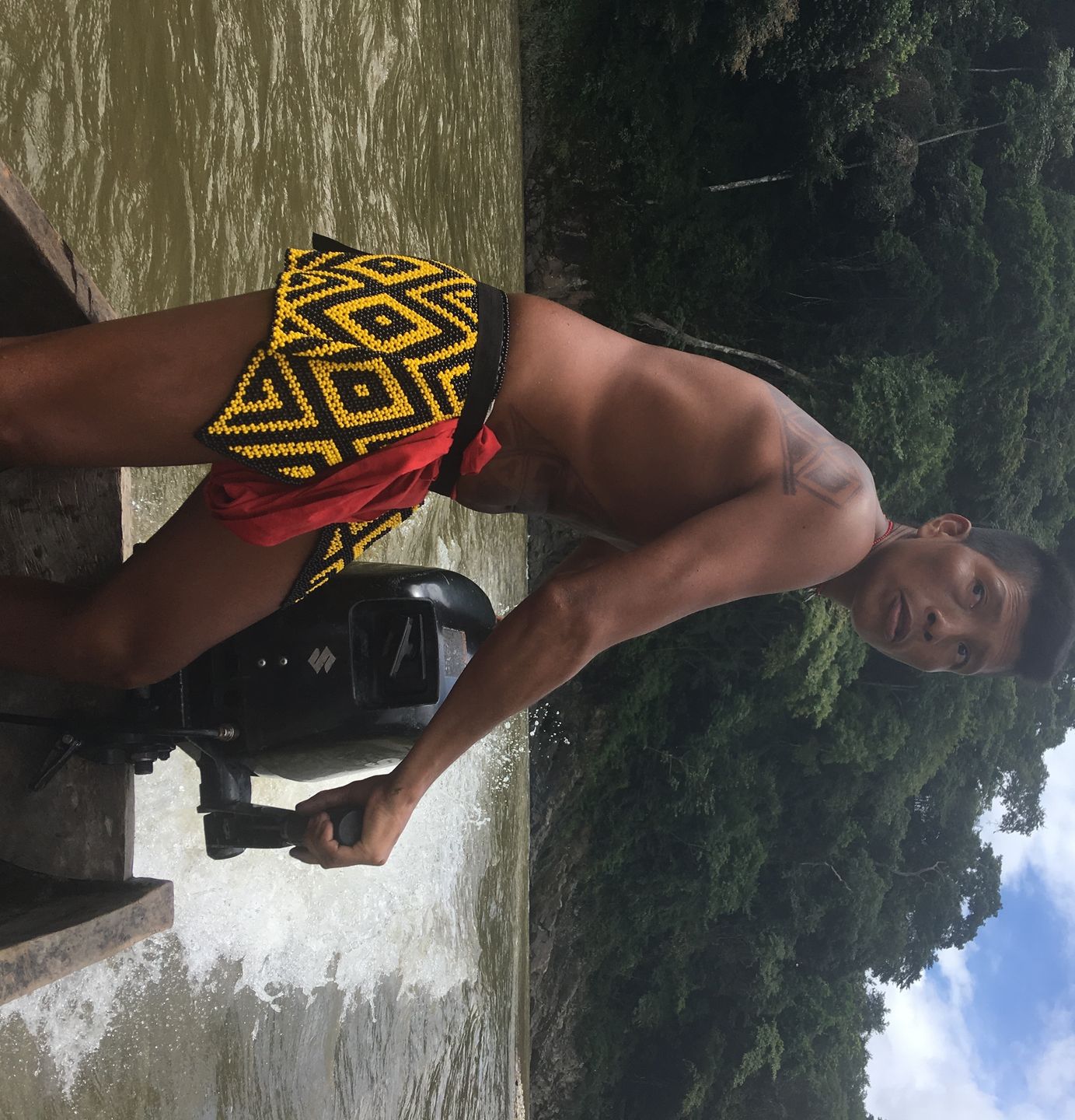 Indianin Embera przewozi turystów łodzią. 