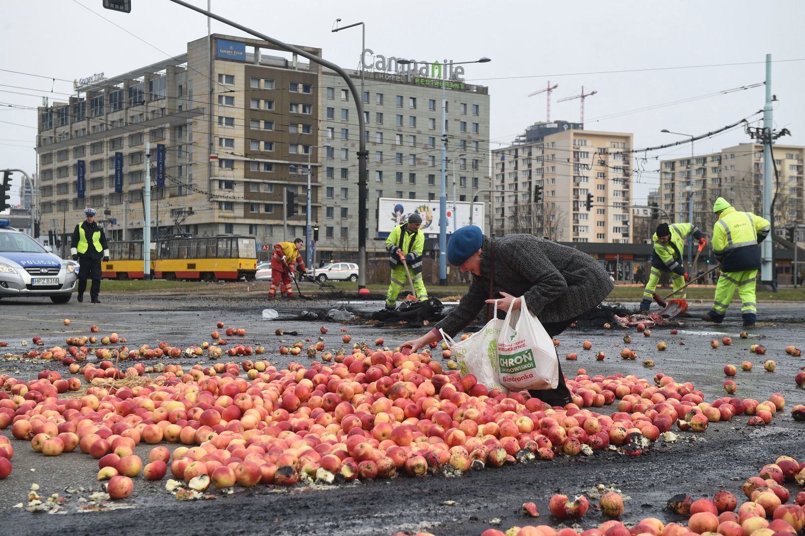 Rolniku, zastanów się dwa razy, zanim zmarnujesz choć jedno jabłko. Bieda jest też w Warszawie