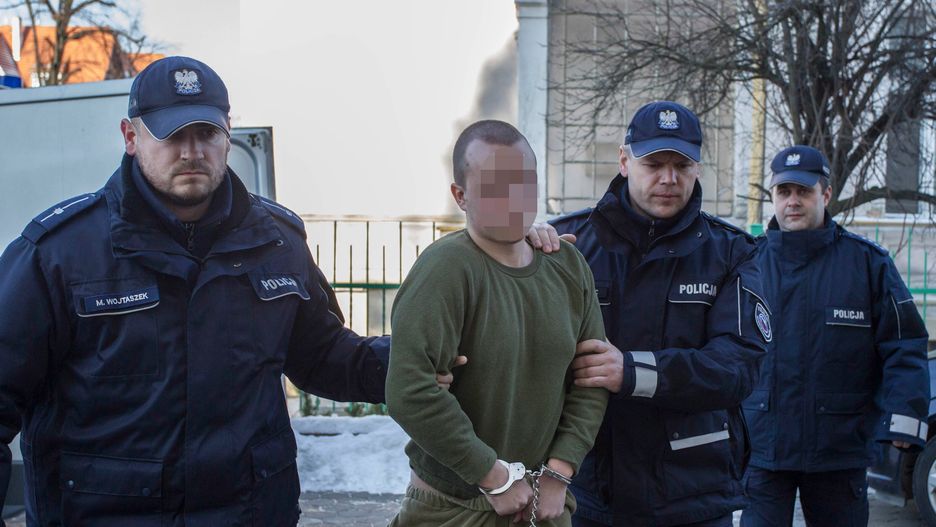 Kamil N. prowadzony przez policjantów