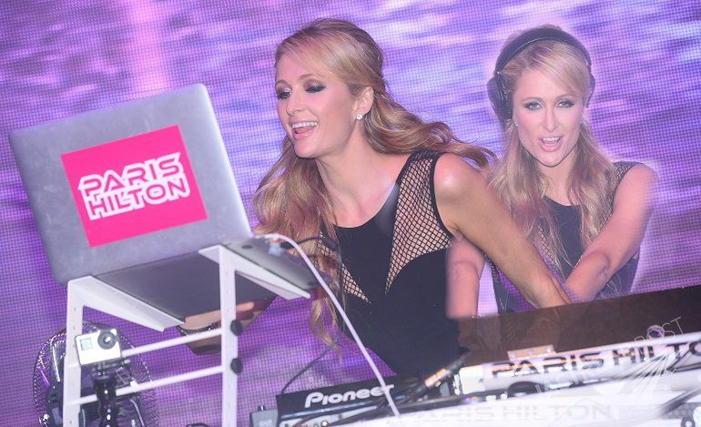 Paris Hilton jako DJ na imprezie w Ptak Fashion City w Polsce. Tak zabawiała tłum! [wideo]