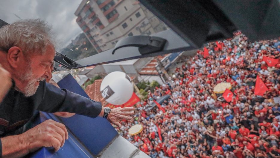 Lula da Silva macha do swoich sympatyków przed budynkiem, w którym się schronił