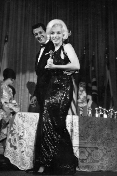 Marilyn Monroe w sukni Norman Norell - Złote Globy 1962, najpiękniejsze kreacje wszech czasów