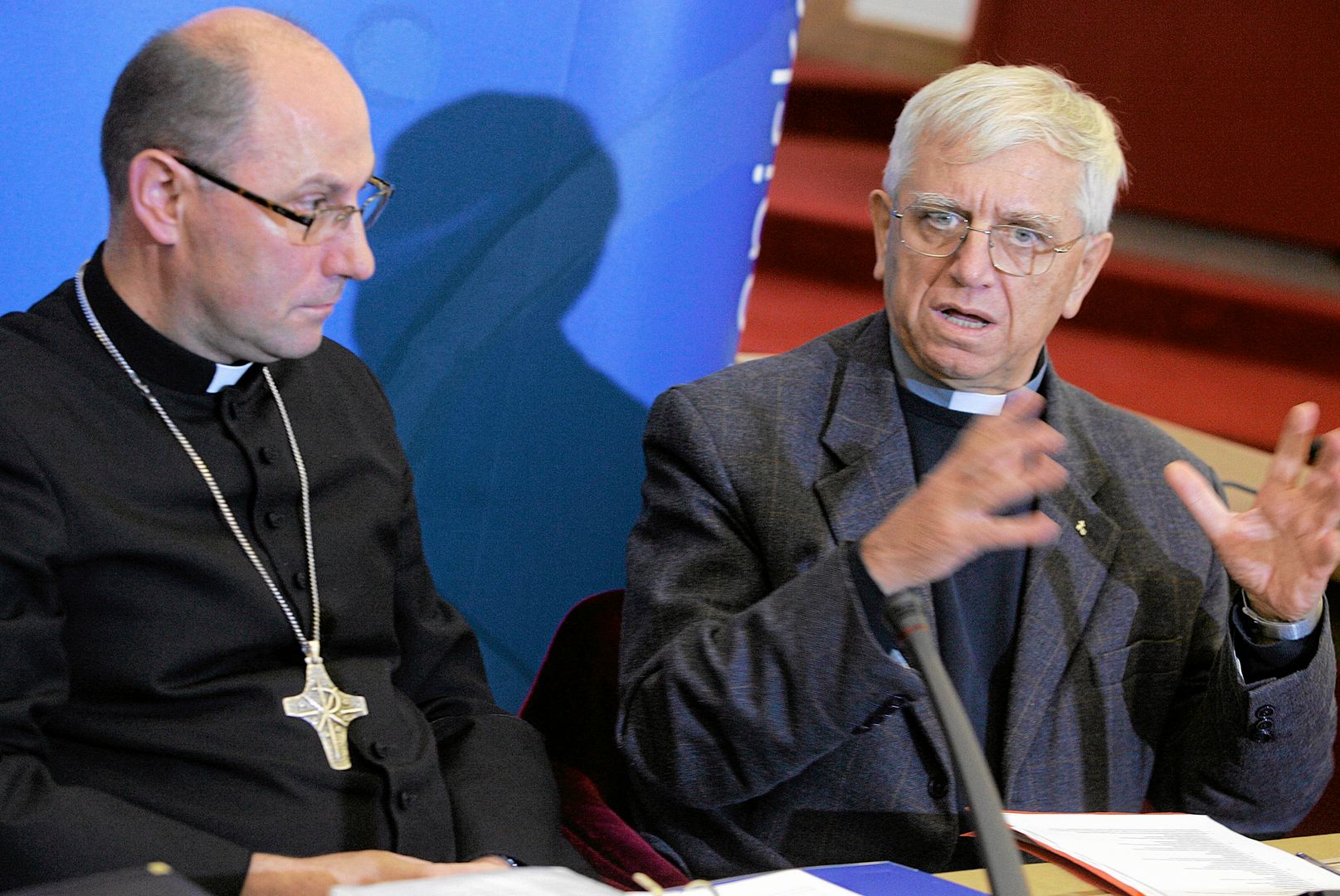 O. Adam Żak (z prawej) - pełnomocnik Episkopatu Polski ds. ochrony dzieci i młodzieży podczas konferencji prasowej dot. pedofilii w Kościele. 2013 rok.