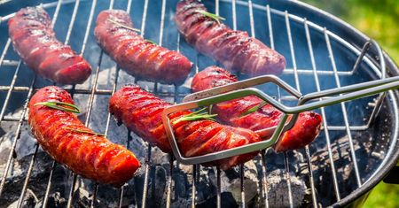 Wymieszaj z płynem do mycia naczyń i przetrzyj grill. Będzie jak nowy!