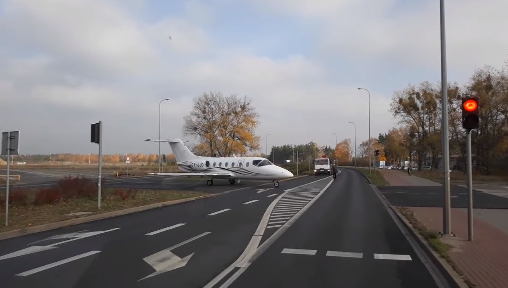 Lotnisko w Pile. Tu samoloty przejeżdżają przez ulicę