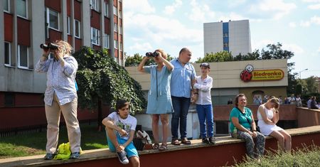 Defilada 2019. Tysiące ludzi na dachach i w oknach. Zobacz zdjęcie, które podbija sieć